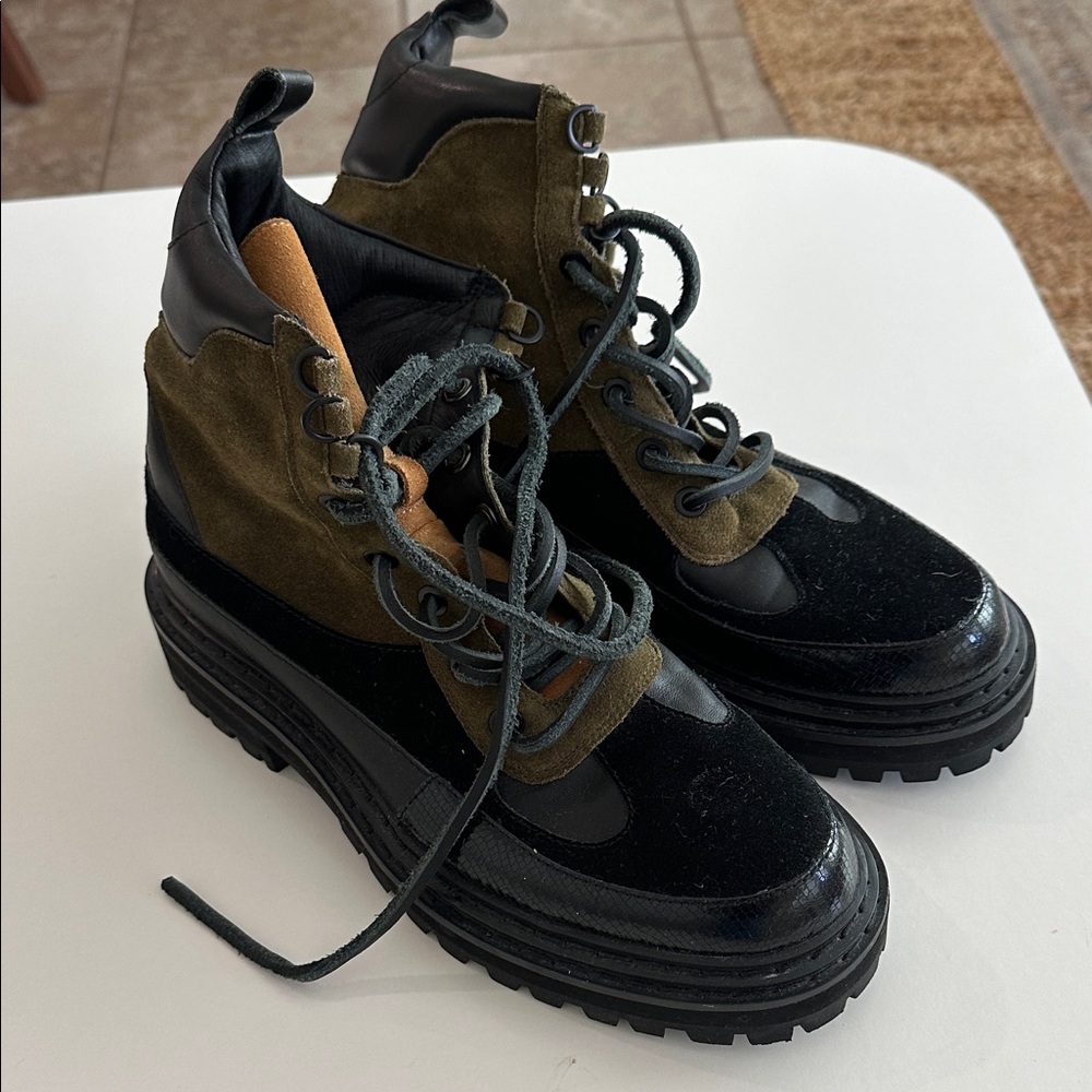 CECELIA NEW YORK Black and Olive Ankle Boots